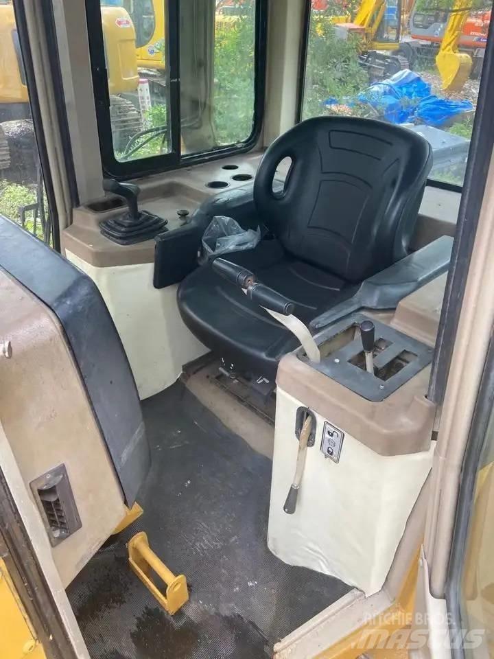 CAT D 5 M XL بلدوزرات مجنزرة