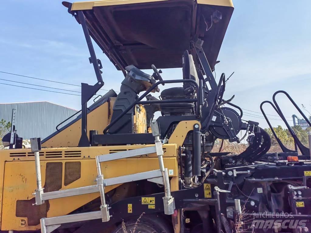 CAT AP655F معدات السفلتة