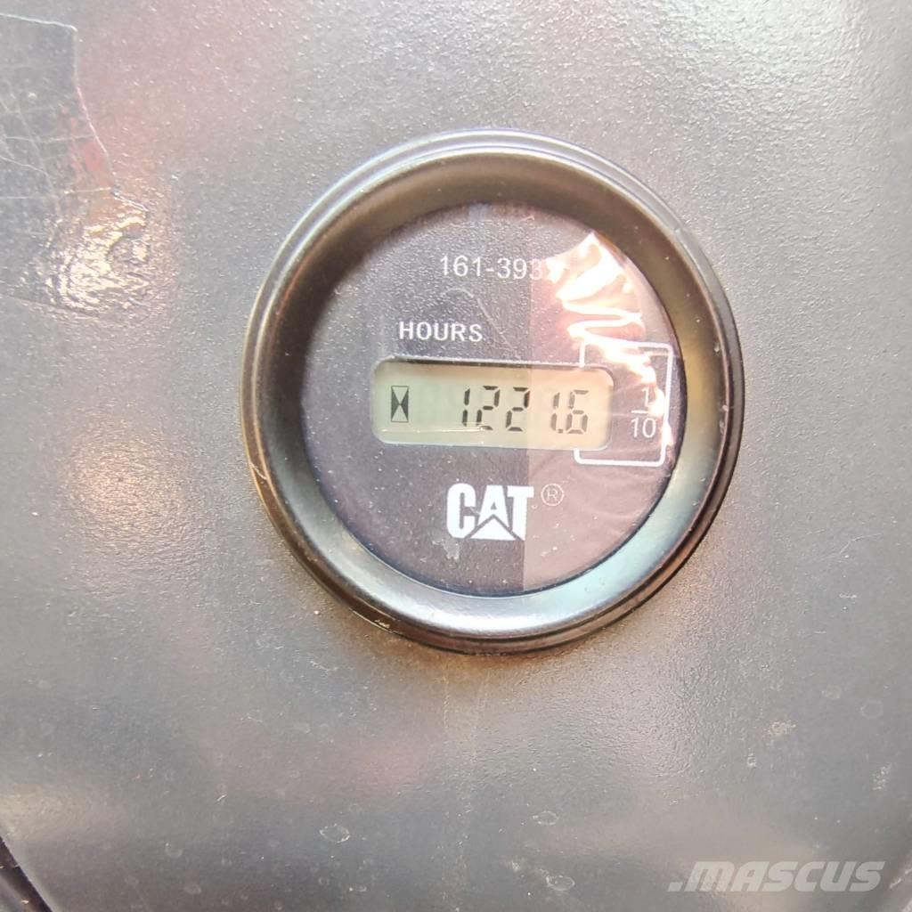 CAT 320 D 2 L حفارات زحافة