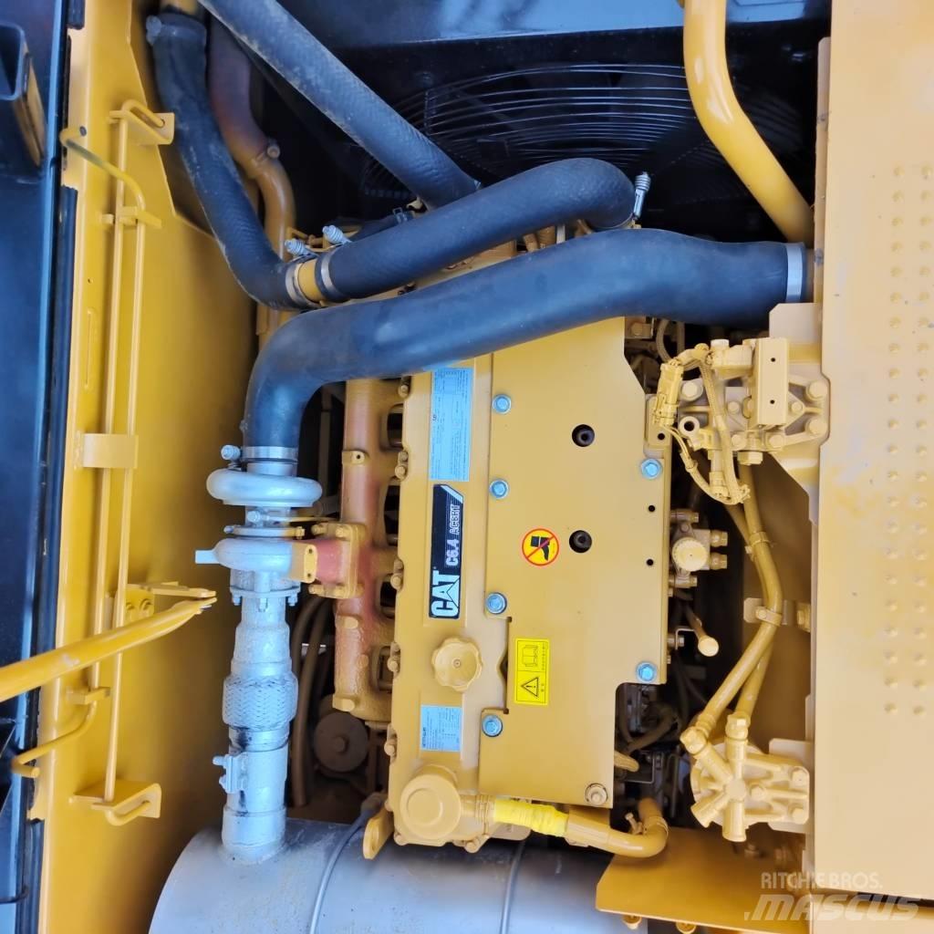 CAT 320 D2L حفارات زحافة