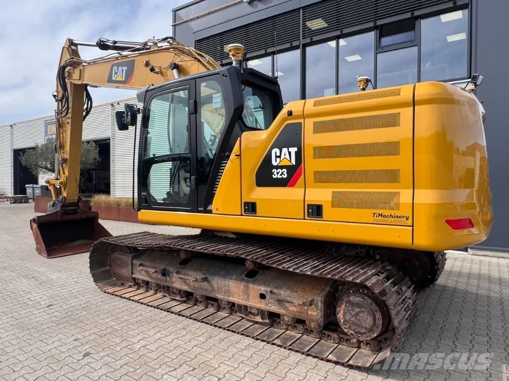 CAT 323 حفارات زحافة