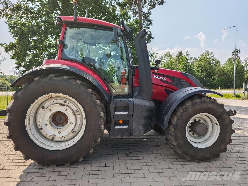 Valtra T 254 V الجرارات