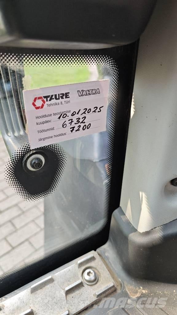 Valtra T 254 V الجرارات
