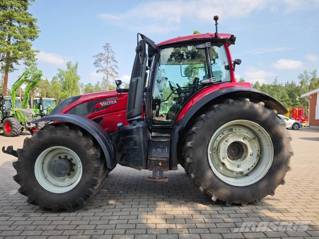 Valtra T 254 V الجرارات