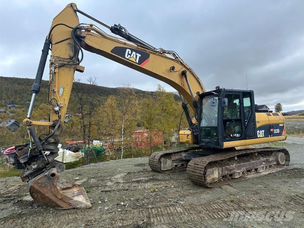 CAT 323 D L حفارات زحافة