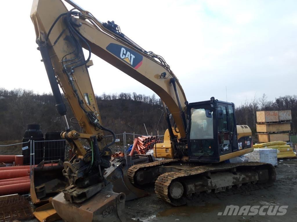 CAT 323 D L حفارات زحافة