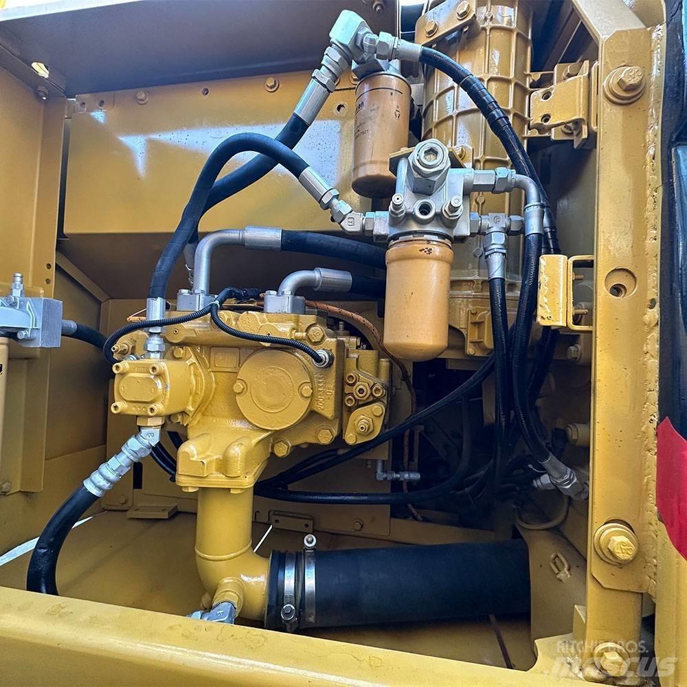 CAT 323 D حفارات زحافة