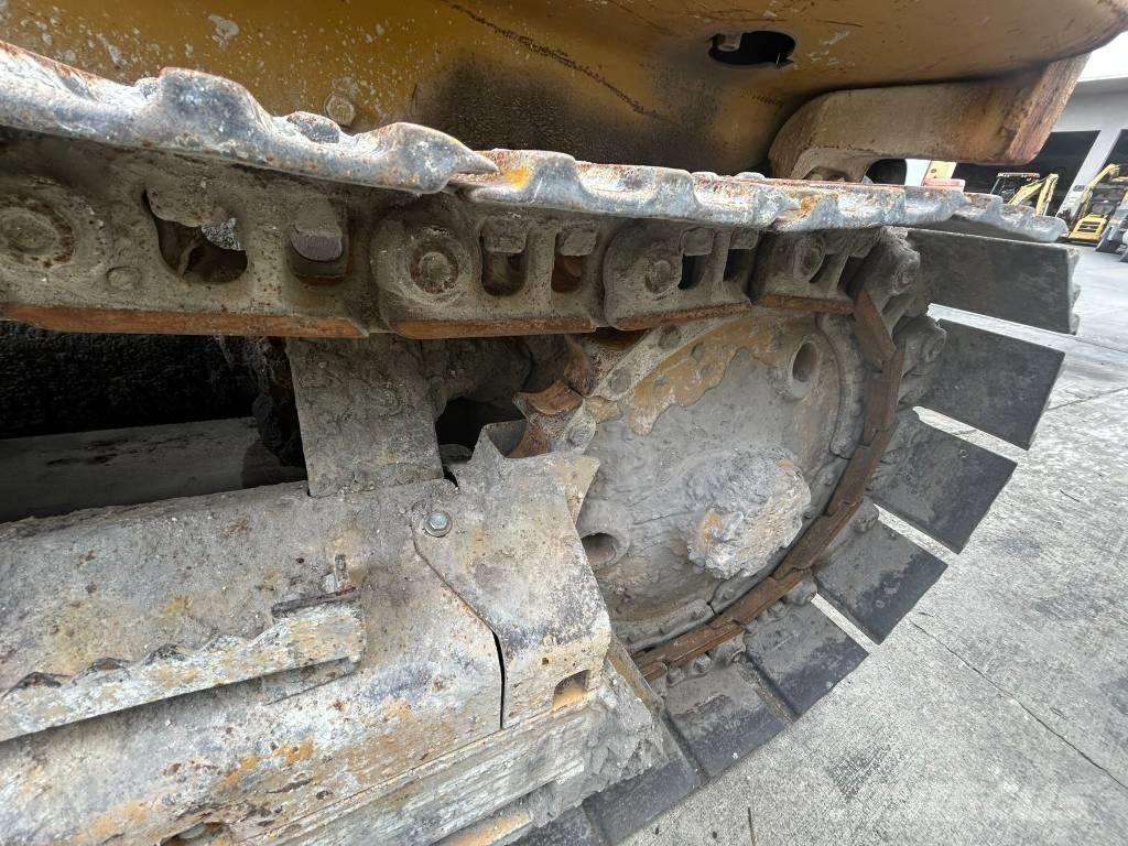 CAT D 3 C III بلدوزرات مجنزرة
