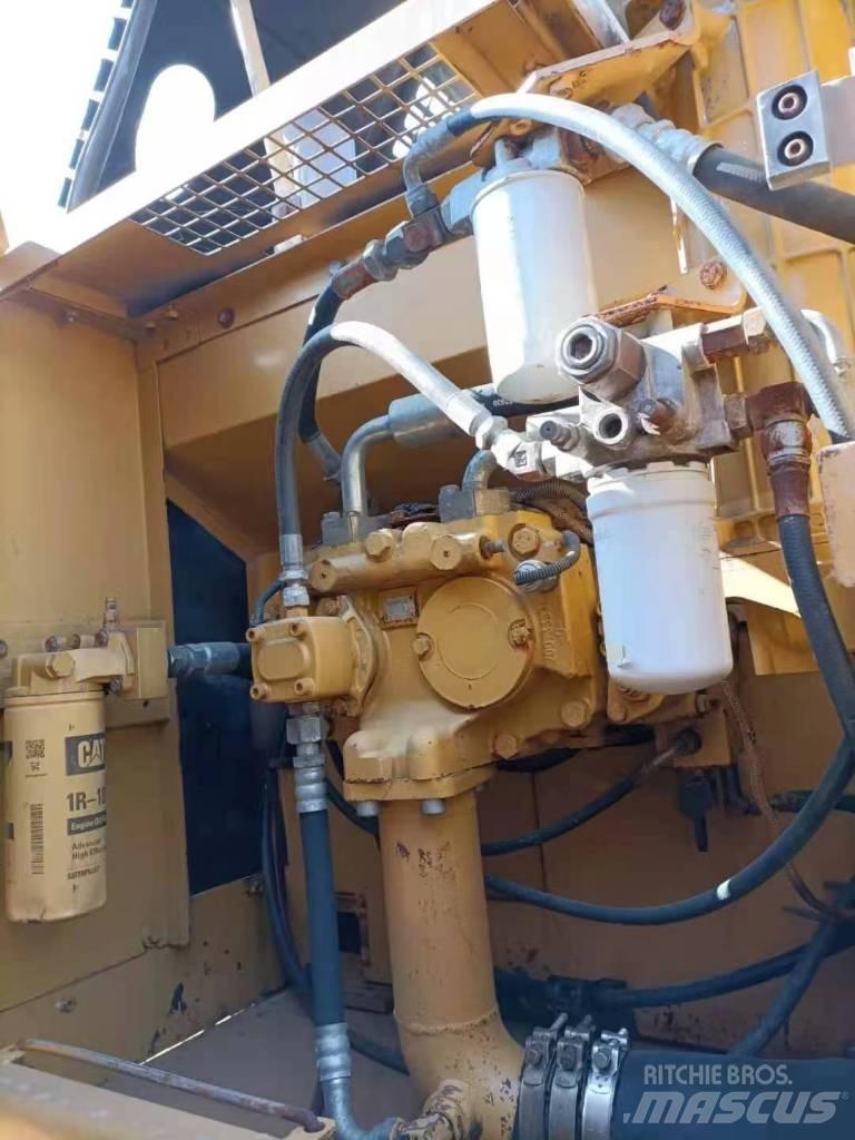 CAT 329 D L حفارات زحافة