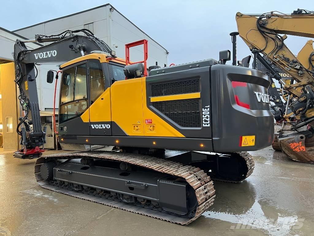 Volvo EC 250 EL حفارات زحافة