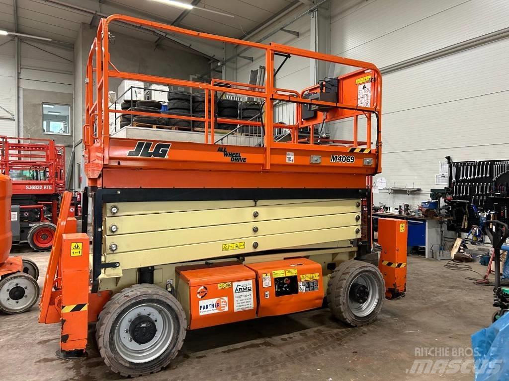 JLG M 4069 LE رافعات مقصية الشكل