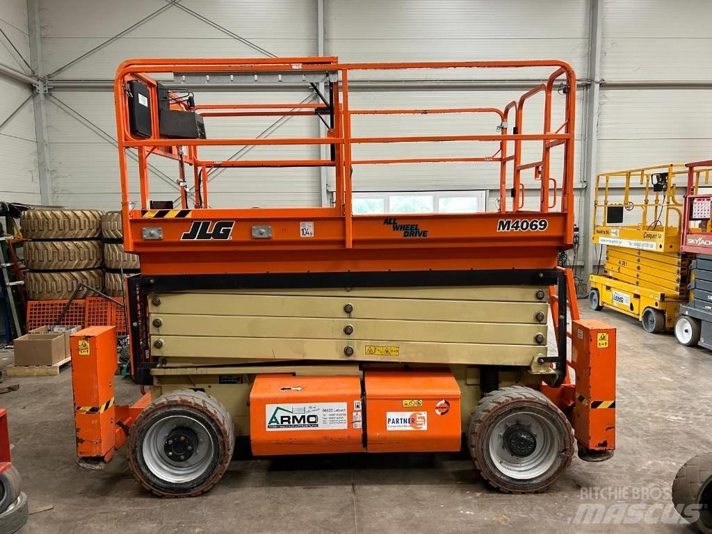 JLG M 4069 LE رافعات مقصية الشكل