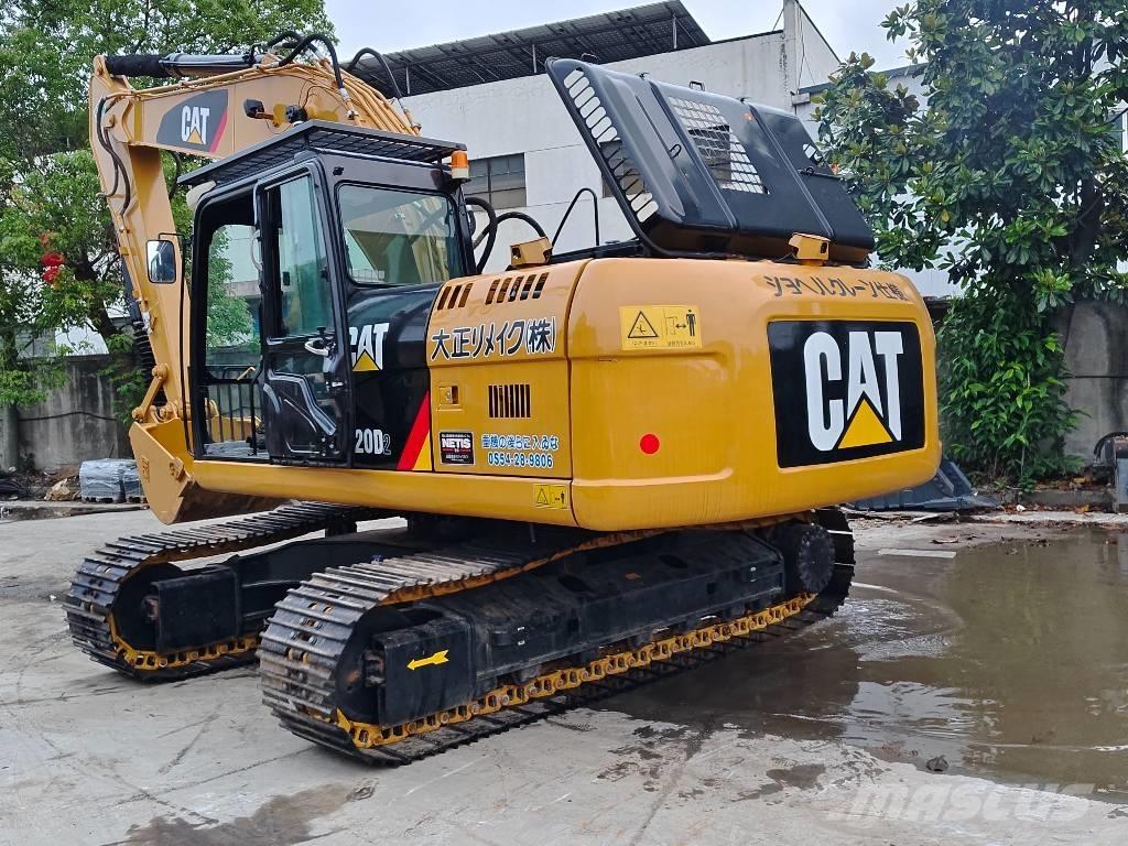 CAT 320 D2 حفارات زحافة