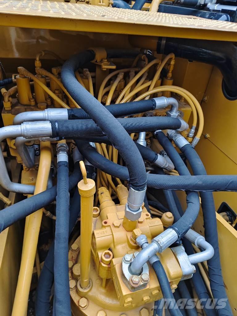 CAT 320 D2 حفارات زحافة