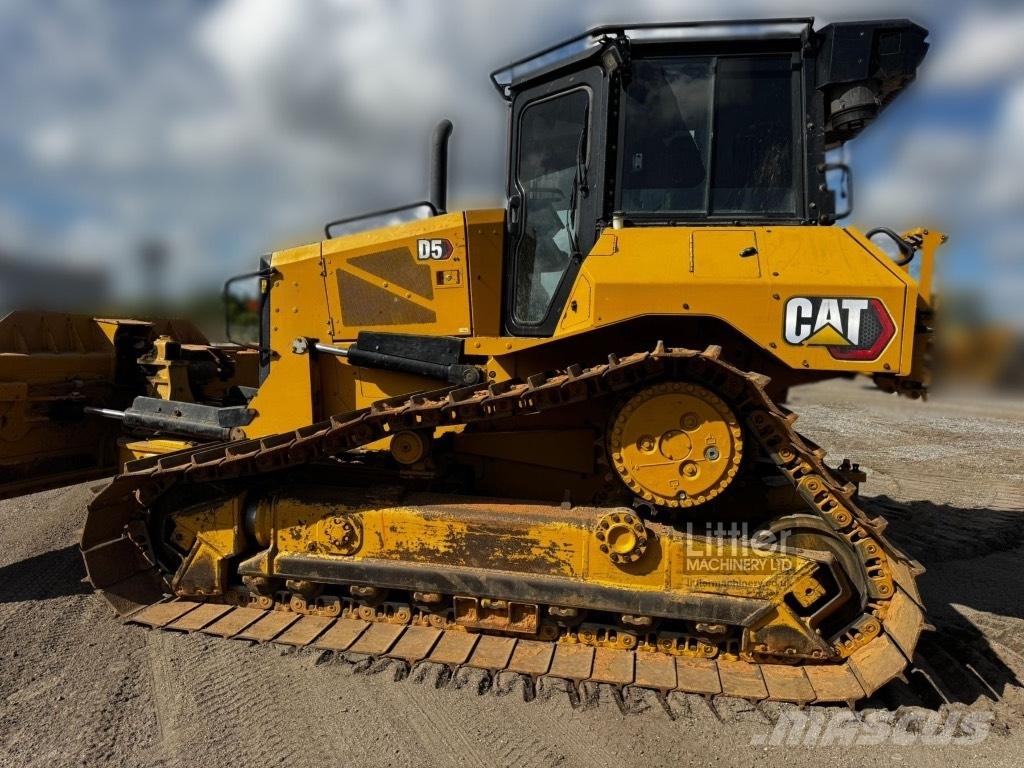 CAT D 5 بلدوزرات مجنزرة