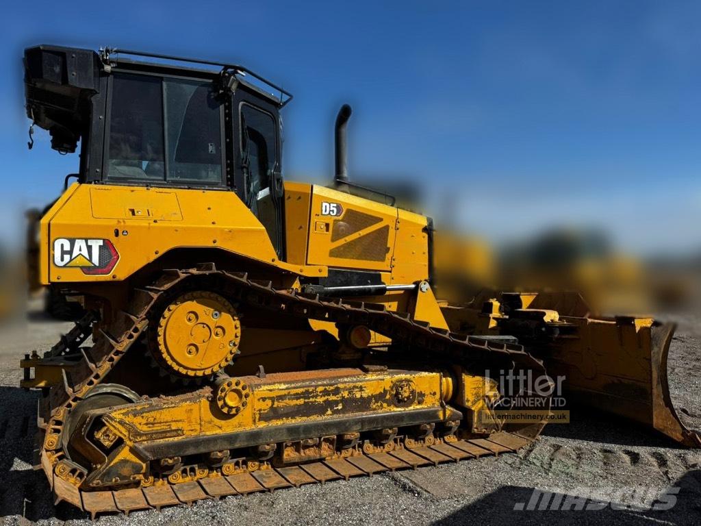 CAT D 5 بلدوزرات مجنزرة