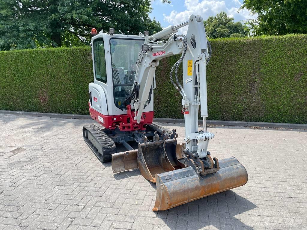 Takeuchi TB 225 حفارات صغيرة أقل من 7 طن (حفارات صغيرة)