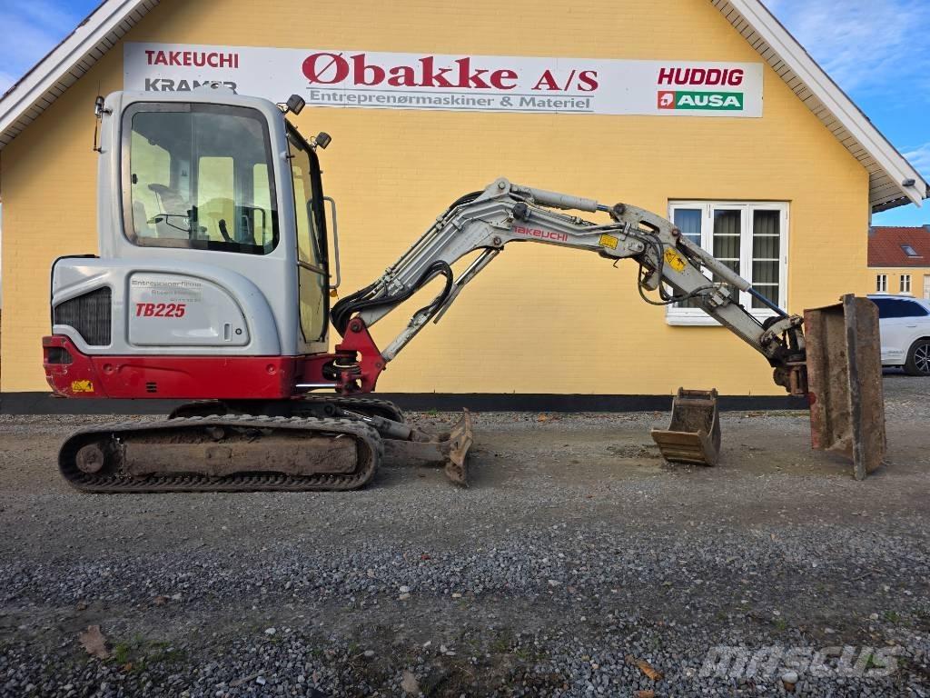 Takeuchi TB 225 حفارات صغيرة أقل من 7 طن (حفارات صغيرة)