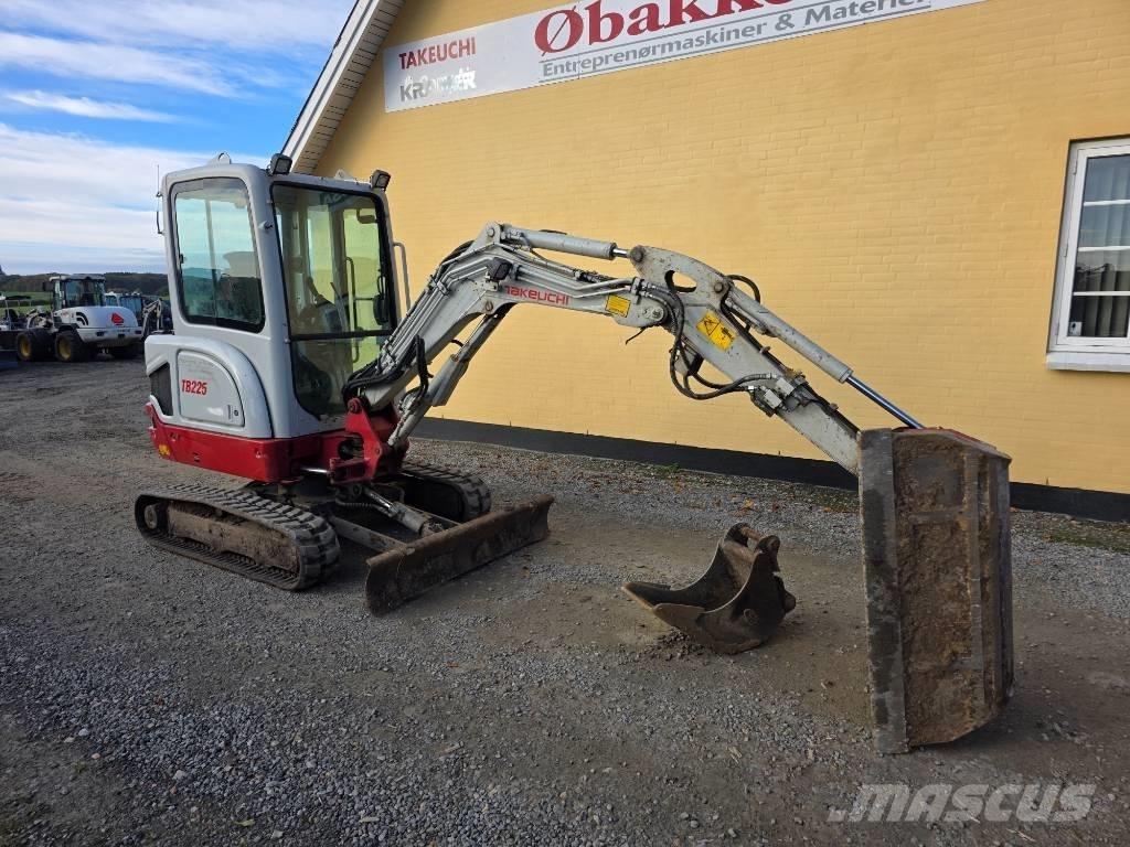 Takeuchi TB 225 حفارات صغيرة أقل من 7 طن (حفارات صغيرة)