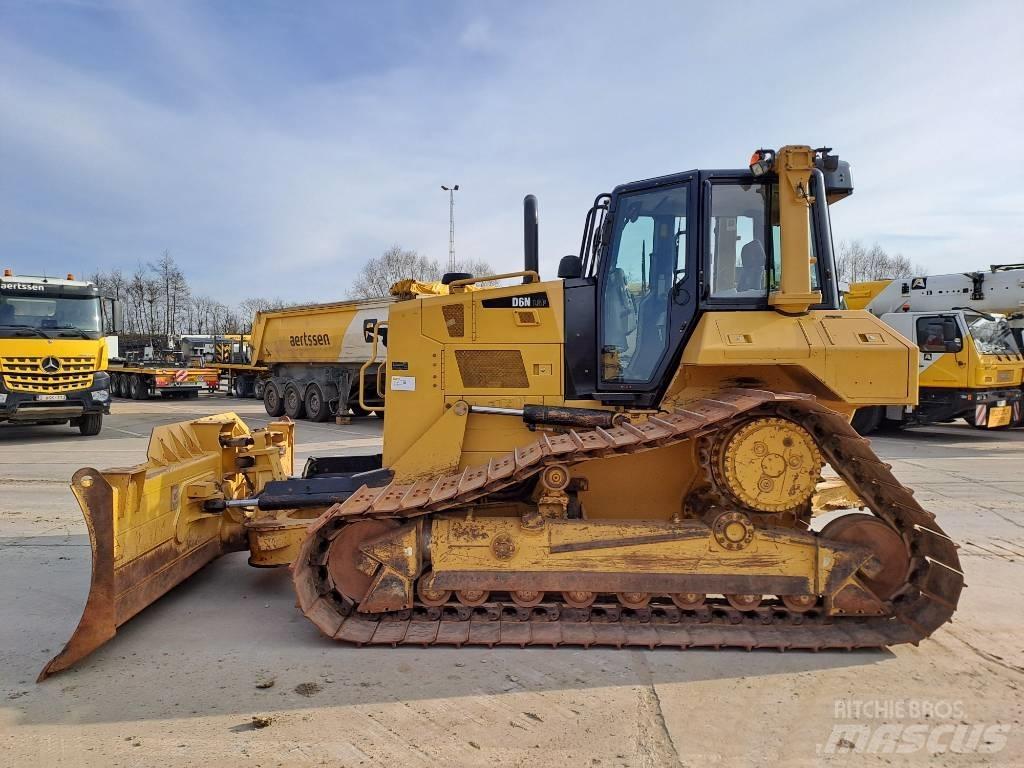 CAT D6N LGP بلدوزرات مجنزرة