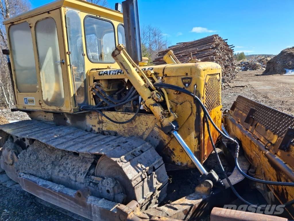 CAT D 4 D بلدوزرات مجنزرة