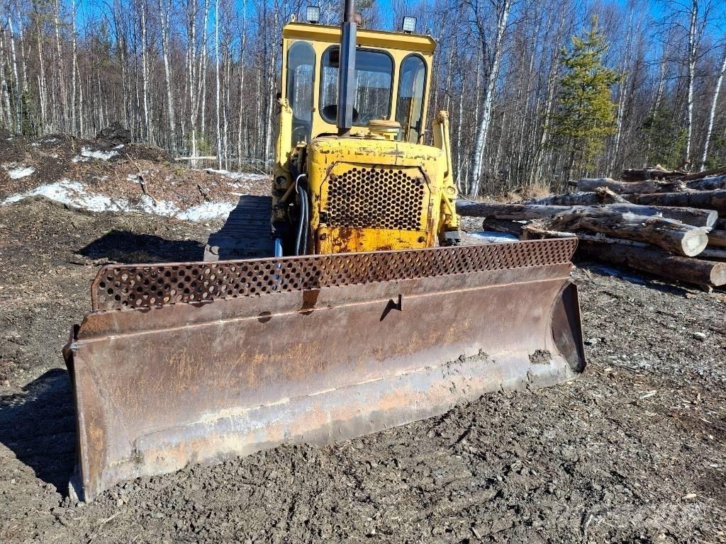 CAT D 4 D بلدوزرات مجنزرة