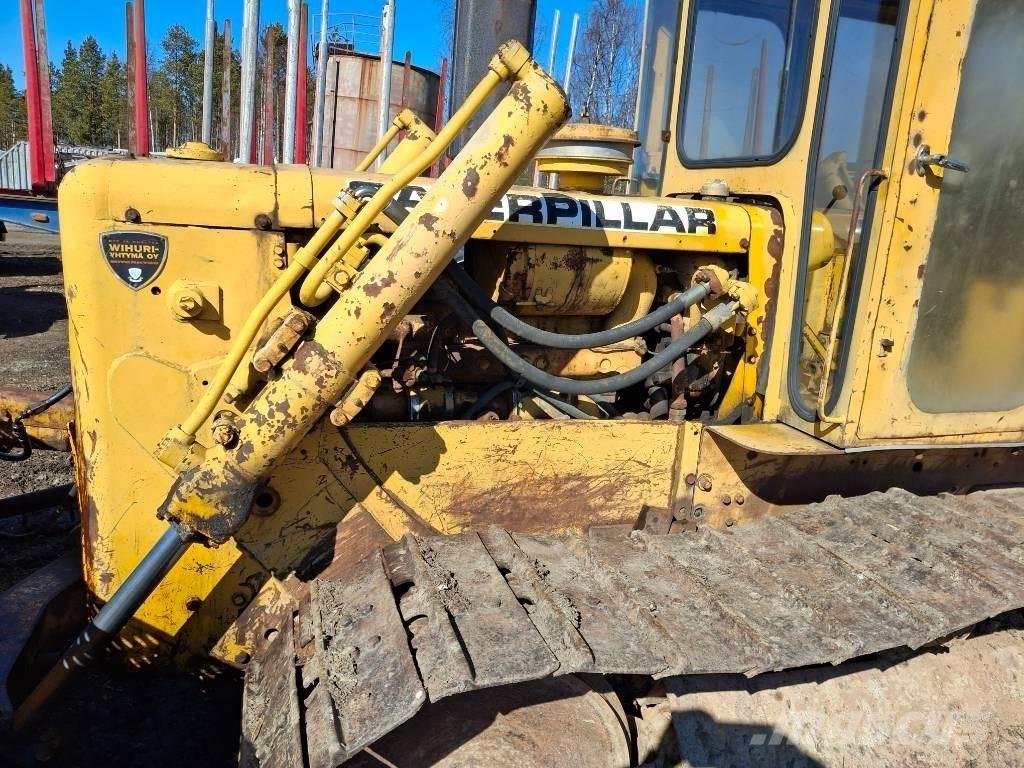 CAT D 4 D بلدوزرات مجنزرة