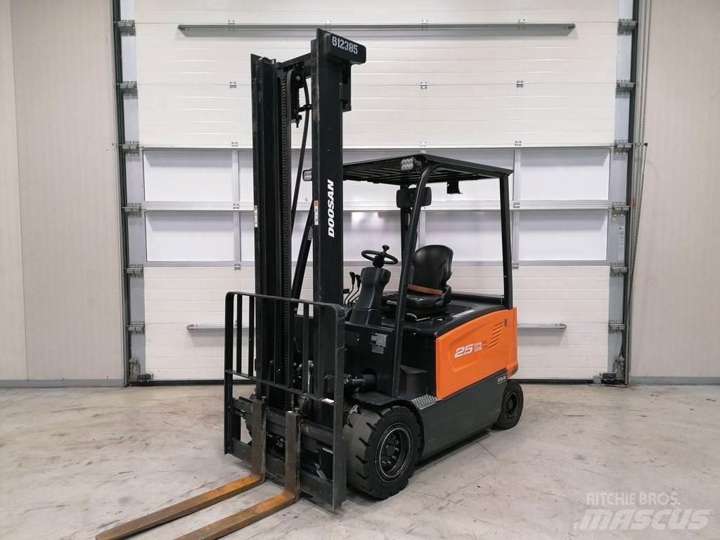 Doosan B25X-7 شاحنات ذات رافعات شوكية تعمل بالكهرباء