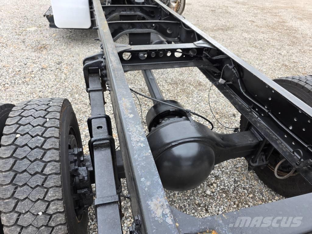 Hino 268 شاحنات بمقصورة وهيكل