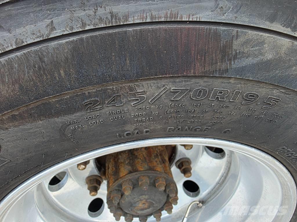 Hino 268 شاحنات بمقصورة وهيكل