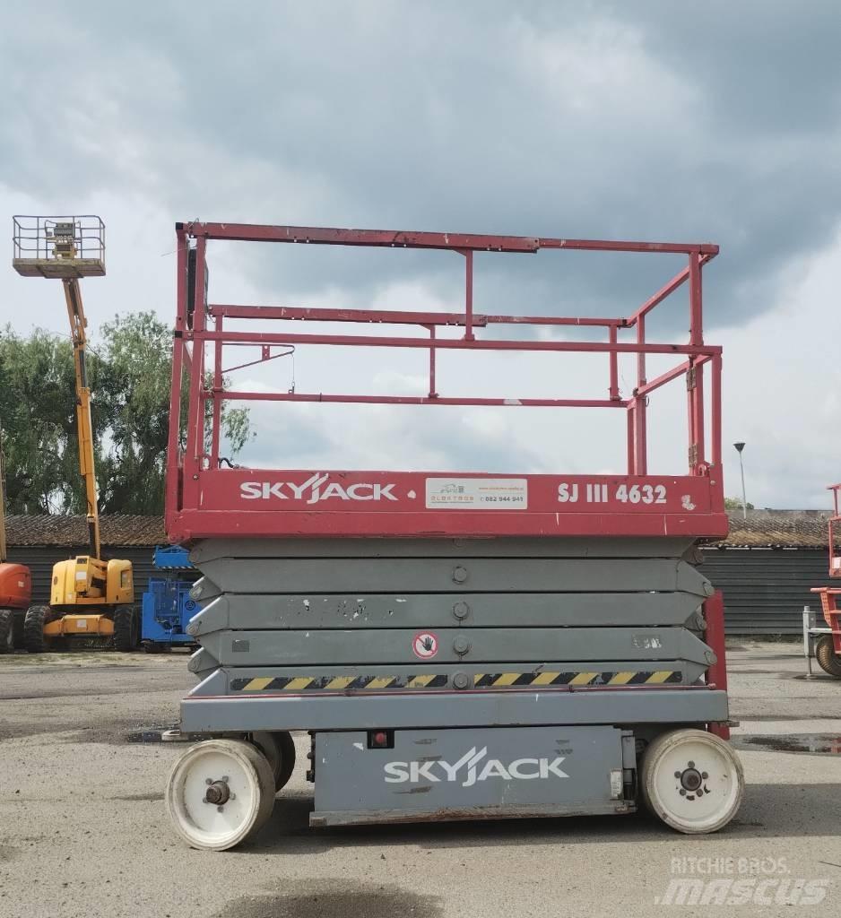SkyJack SJ III 4632 رافعات مقصية الشكل