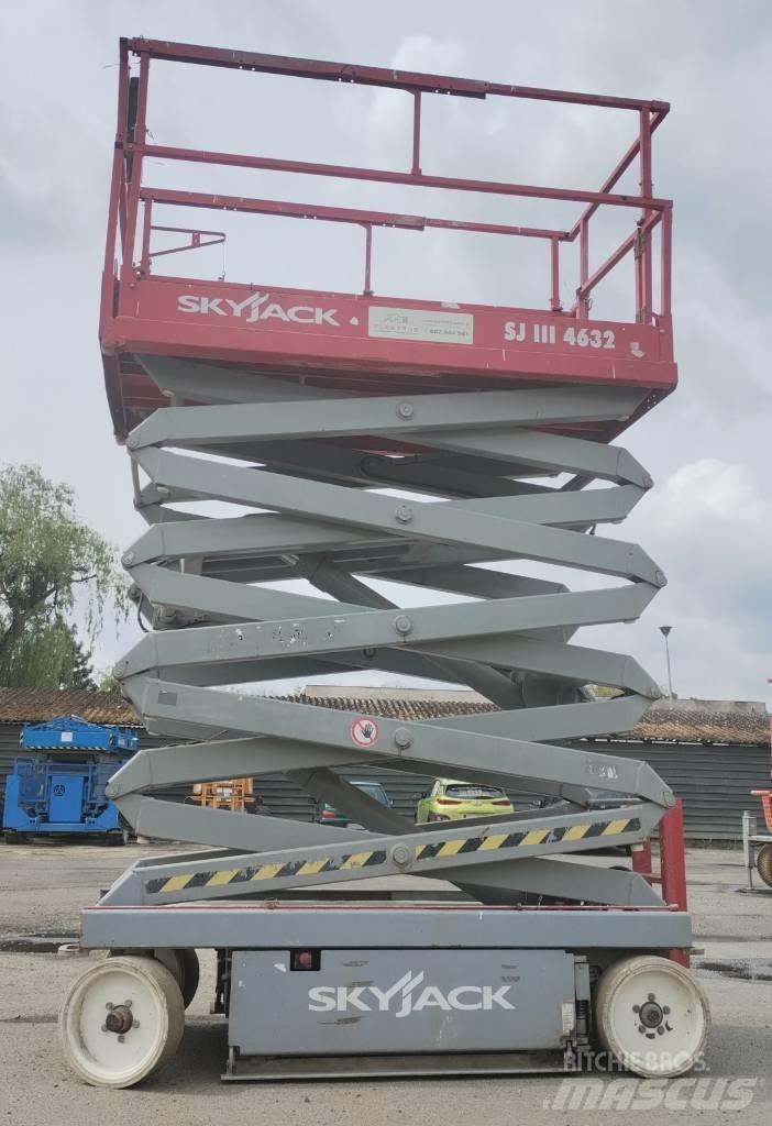 SkyJack SJ III 4632 رافعات مقصية الشكل