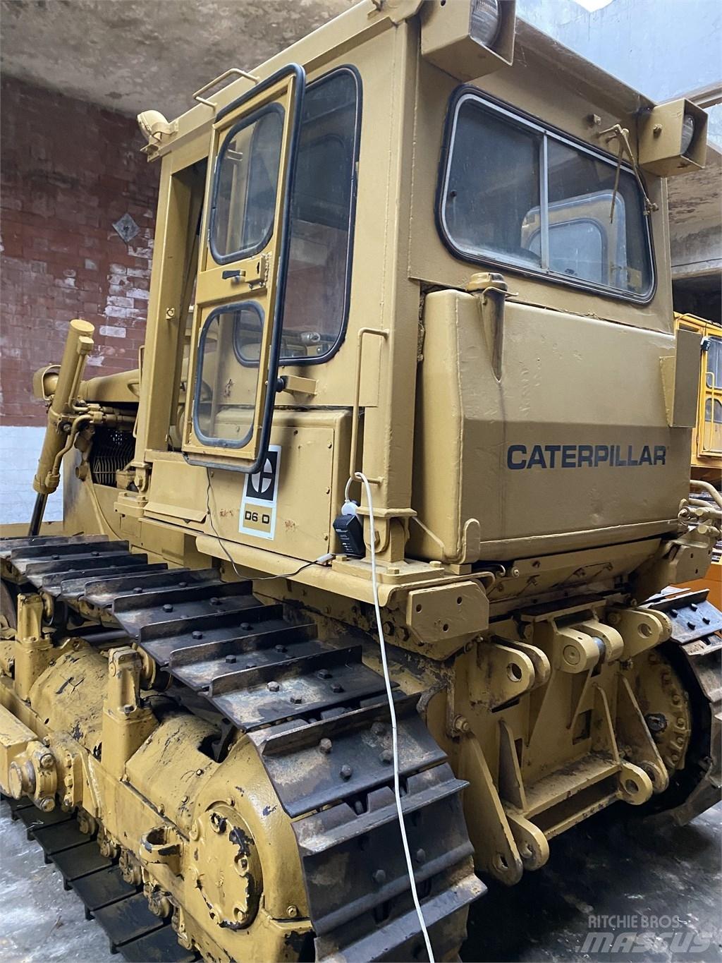 CAT D 6 D LGP بلدوزرات مجنزرة
