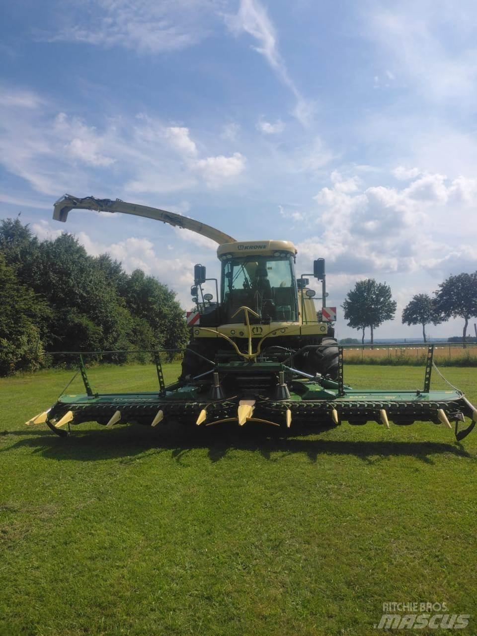 Krone Big X 700 علافات ذاتية الدفع