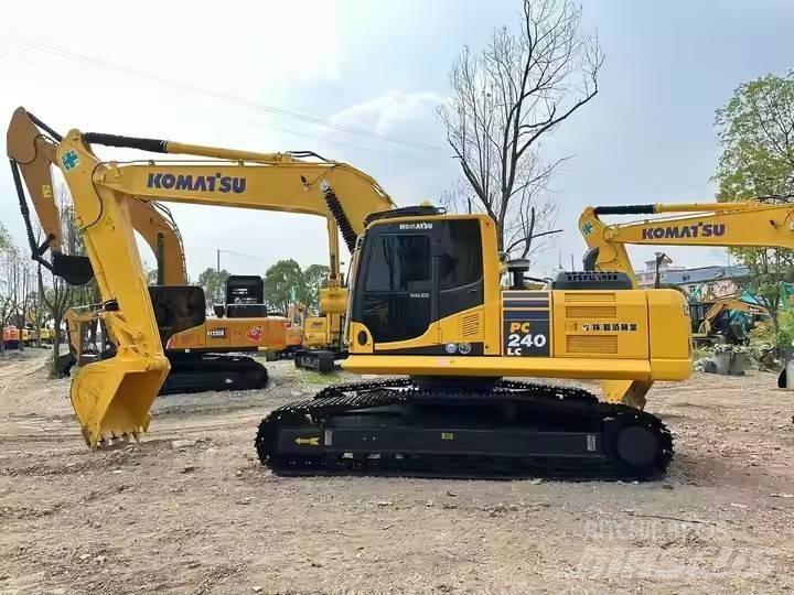Komatsu PC240 حفارات زحافة