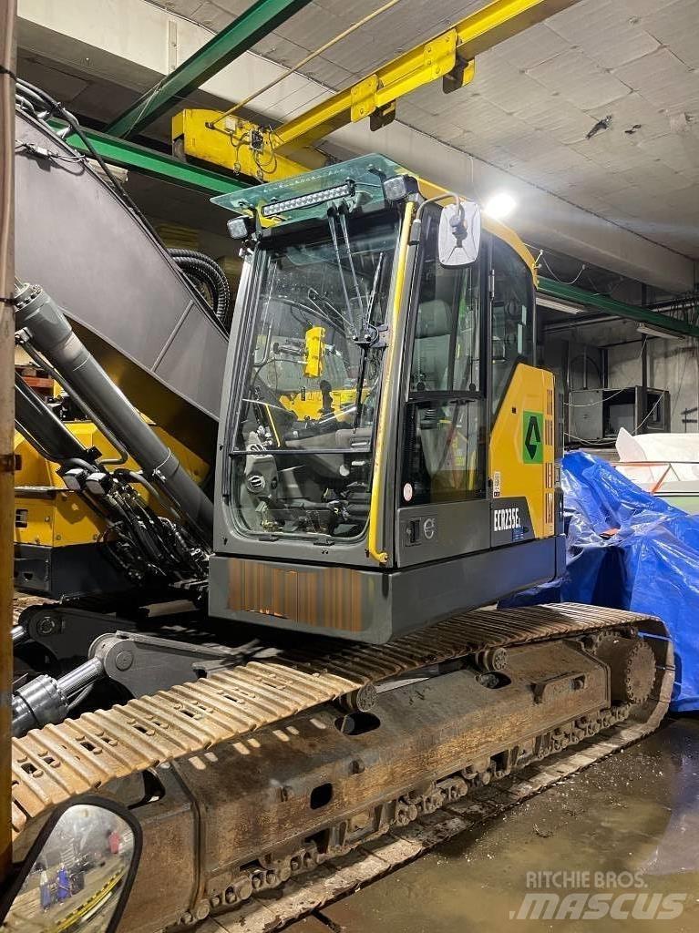 Volvo ECR 235 E حفارات زحافة