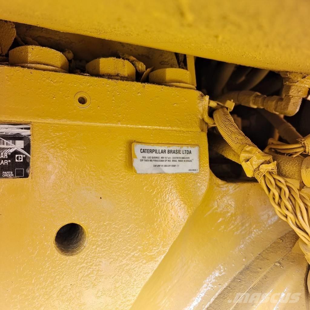 CAT D 8 T بلدوزرات مجنزرة