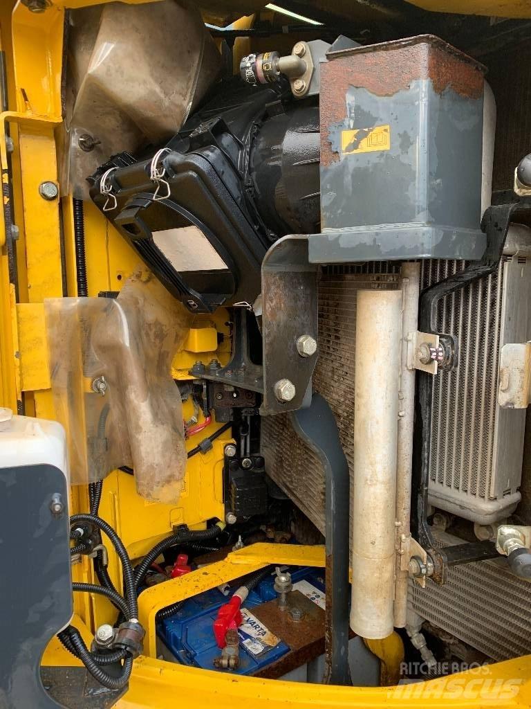 Komatsu PC 138 US-10 حفارات زحافة