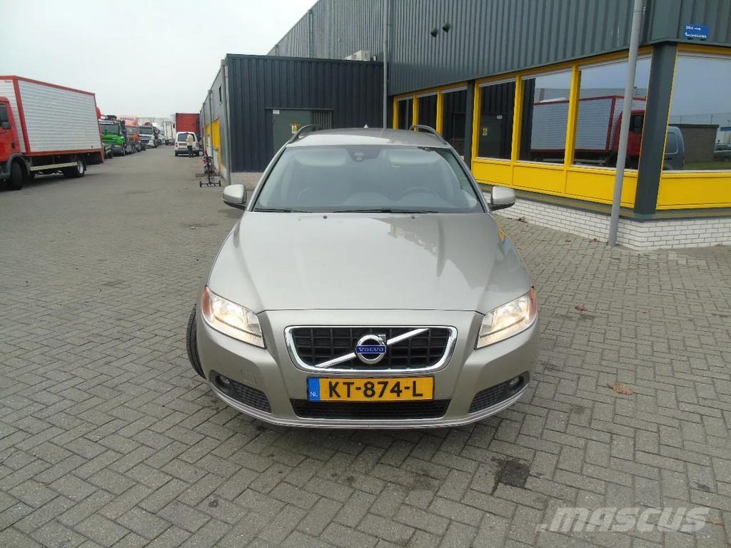 Volvo V70 + manual سيارات