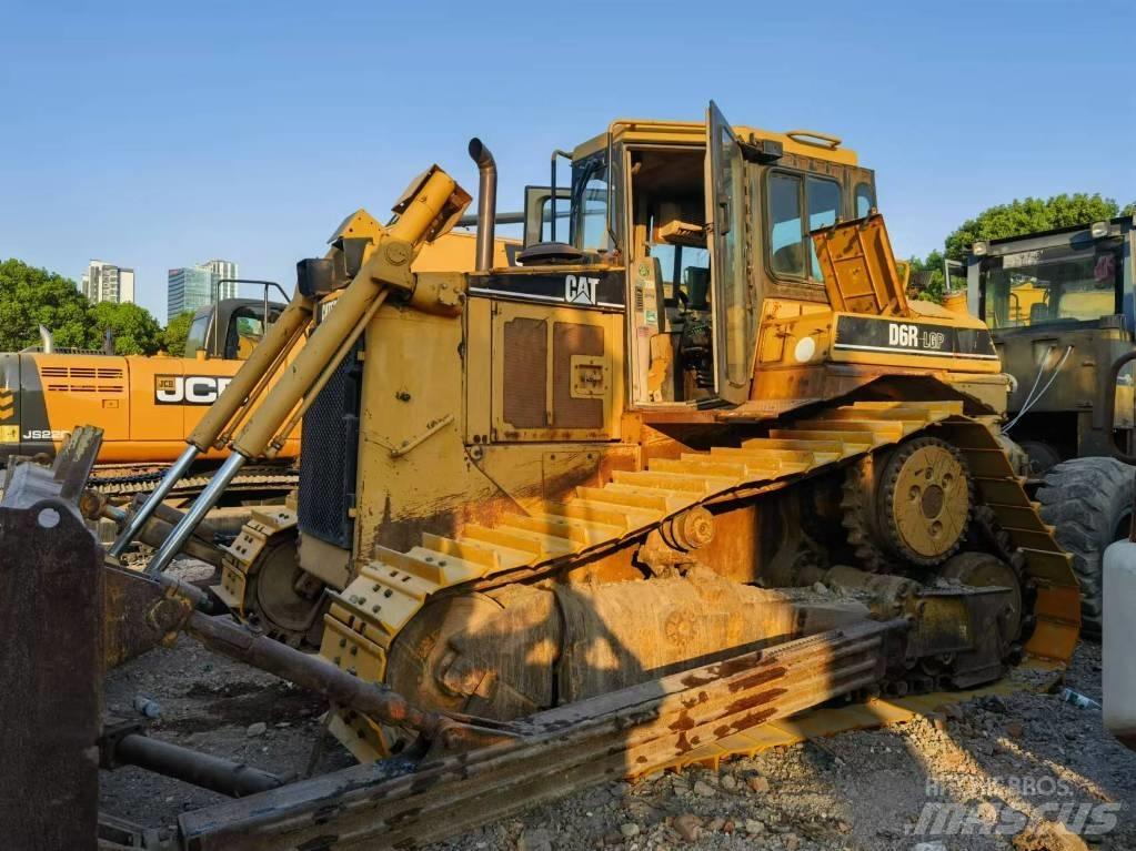 CAT D 6 R بلدوزرات مجنزرة