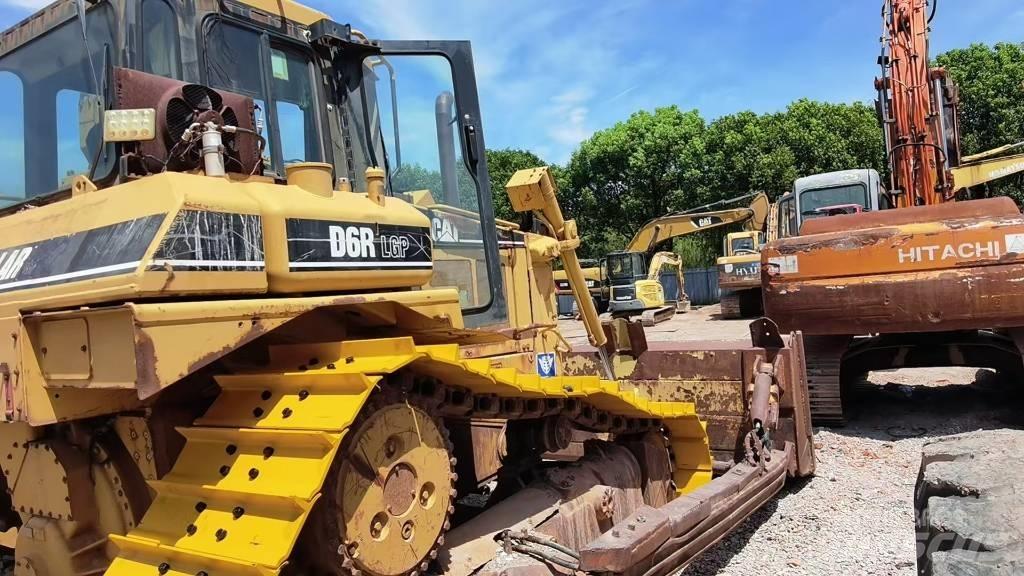 CAT D 6 R بلدوزرات مجنزرة