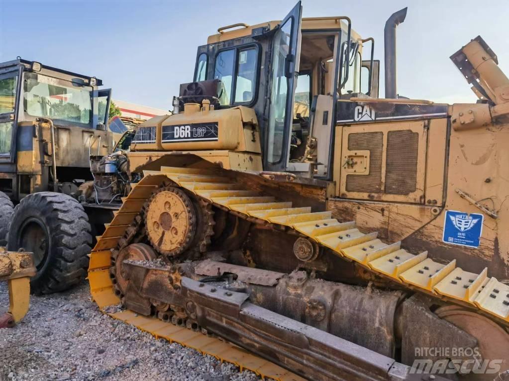 CAT D 6 R بلدوزرات مجنزرة