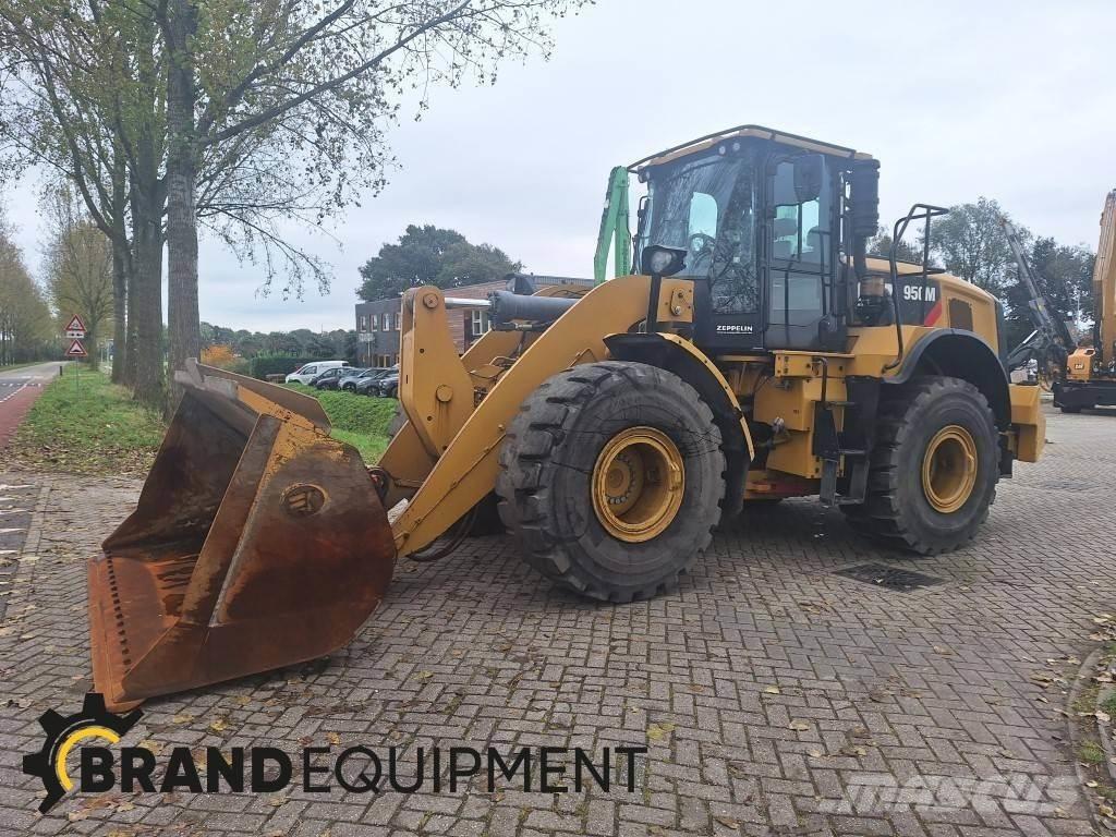 CAT 950M لوادر بعجل