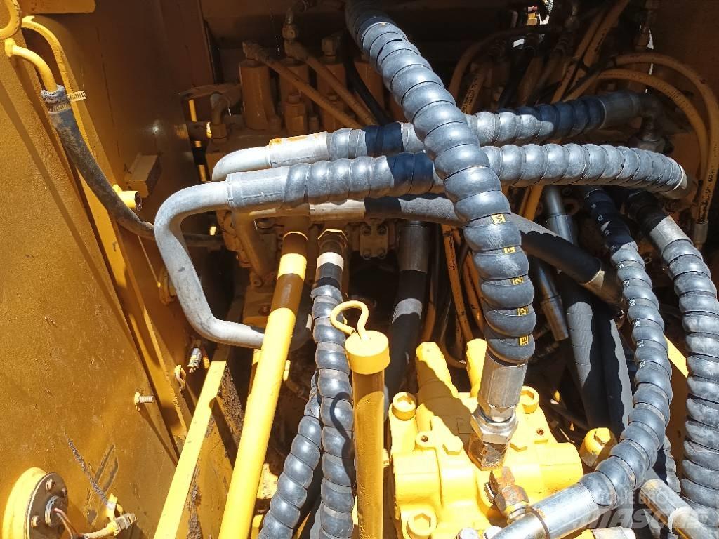 CAT 320 D2 حفارات زحافة