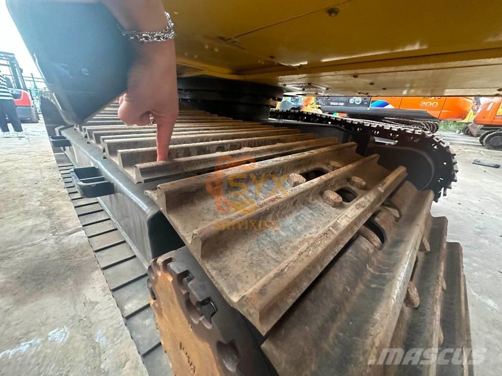 Komatsu PC 220-8 حفارات زحافة