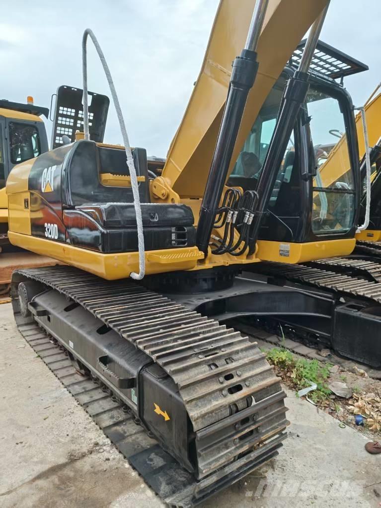 CAT 320 D حفارات زحافة