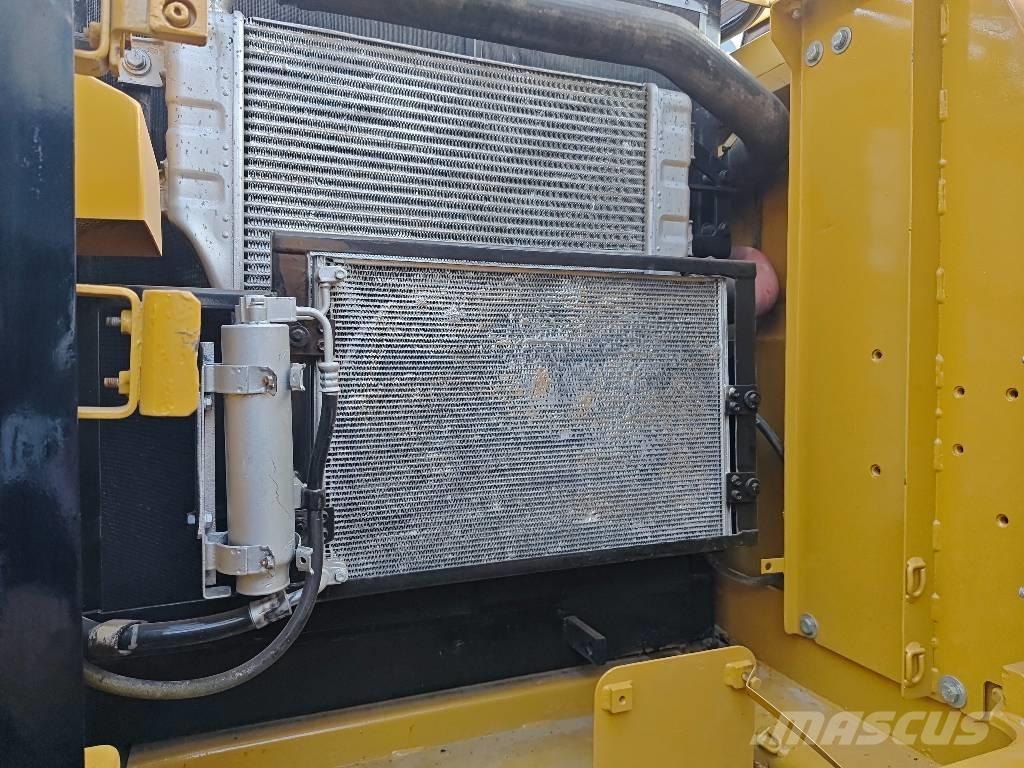 CAT 320 D حفارات زحافة