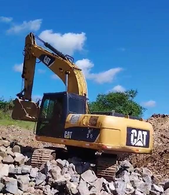 CAT 320D حفارات زحافة