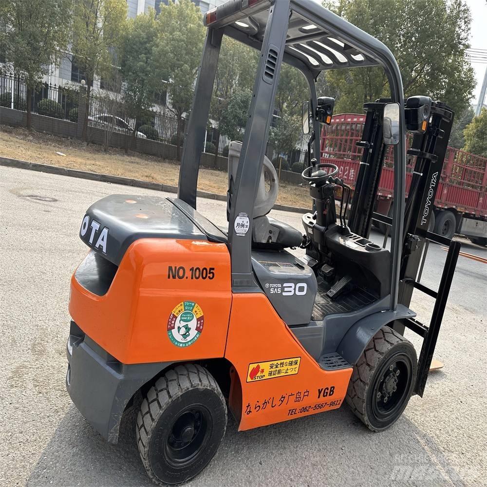 Toyota 8 FDK 30 شاحنات الديزل