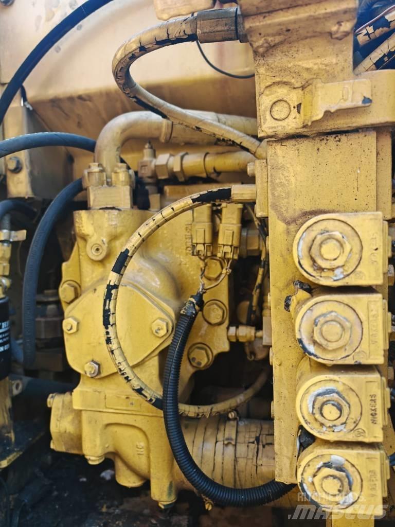Komatsu PW 130ES-6K حفارات بعجل